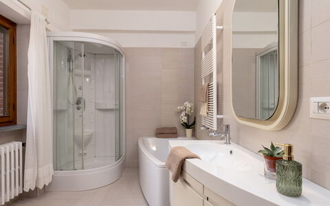 Villa Adisa 8: Bagno, Interior Design, Idraulico Fixture, Pavimentazione, Parete, Pavimento, Vasca Da Bagno, Casa, Lavandino Del Bagno, Rubinetto