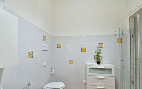 Villa Afrodite 8: Parete, Pavimentazione, Interior Design, Pavimento, Giallo, Piastrella, Idraulico Fixture, Bagno, Camera, Idraulico