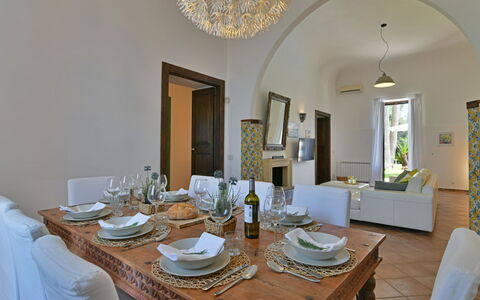 Villa Afrodite 8: Mobilia, Interior Design, Sedia, Tavolo, Pavimentazione, Soffitto, Sala Da Pranzo, Illuminazione, Cucina & Sala Da Pranzo Tavolo, Camera