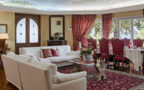 Villa Eden 8: Mobilia, Interior Design, Divano, Pavimentazione, Tavolo, Rosso, Soggiorno, Pavimento, Sedia, Soffitto