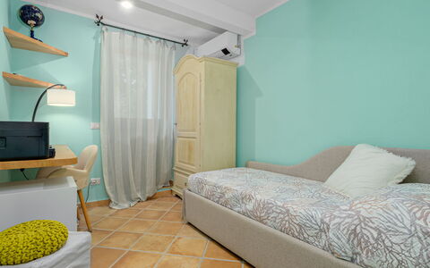 Villa la Marina 5+1: Mobilia, Interior Design, Pavimento, Parete, Pavimentazione, Camera, Legna, Camera Da Letto, Casa, Letto