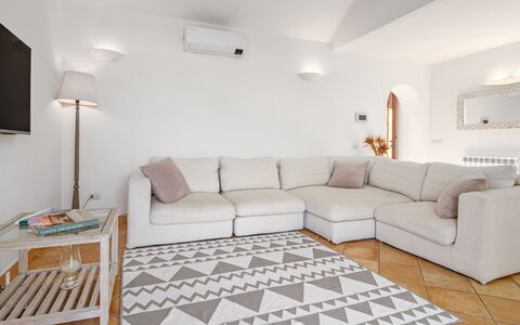 Villa la Marina 5+1: Mobilia, Interior Design, Divano, Pavimentazione, Pavimento, Soggiorno, Legna, Camera, Casa