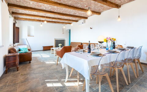 Casa Leonarda 8+2: Mobilia, Legna, Tavolo, Interior Design, Pavimentazione, Sedia, Cucina & Sala Da Pranzo Tavolo, Pavimento, Sala Da Pranzo, Soffitto