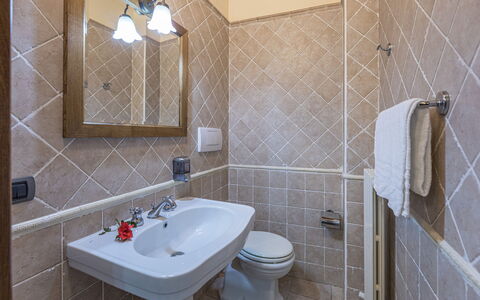 Tenuta Montiepoli 12+3: Bagno, Idraulico Fixture, Pavimentazione, Parete, Interior Design, Pavimento, Lavello, Rubinetto, Idraulico, Lavandino Del Bagno