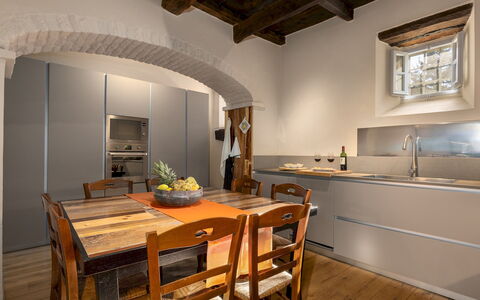 Villa la Rassinata 8: Mobilia, Interior Design, Cucina, Pavimentazione, Controsoffitto, Legna, Cabinetry, Elettrodomestico Da Cucina, Soffitto, Casa