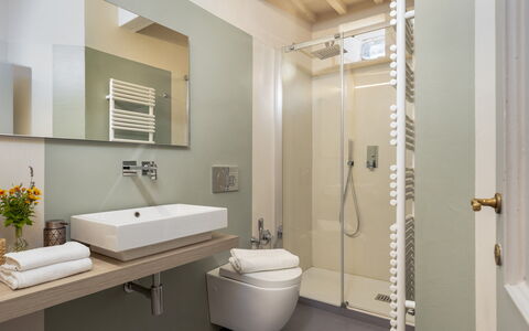 Villa la Rassinata 8: Bagno, Interior Design, Idraulico Fixture, Pavimentazione, Pavimento, Lavandino Del Bagno, Lavello, Gabinetto, Rubinetto, Soffitto