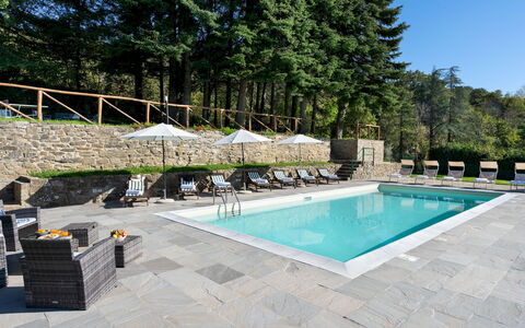 Villa la Rassinata 8: Piscina, Mobili Da Esterno, Flagstone, Ricorrere, Materiale Composito, Eco Hotel, Sedia, Shade, Lettino, Ombrello