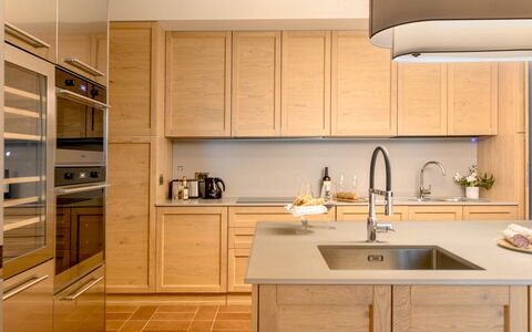 Santa Maria Maddalena 10: Cabinetry, Controsoffitto, Cucina, Mobilia, Interior Design, Pavimentazione, Elettrodomestico Da Cucina, Legna, Credenza, Cassetto