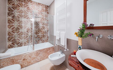 Villa Giari 8: Bagno, Idraulico Fixture, Pavimentazione, Interior Design, Pavimento, Rubinetto, Lavello, Idraulico, Piastrella, Lavandino Del Bagno