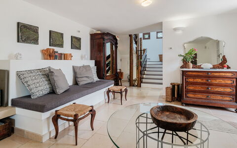 Villa Giari 8: Mobilia, Interior Design, Pavimentazione, Parete, Pavimento, Legna, Camera, Divano, Soggiorno, Illuminazione