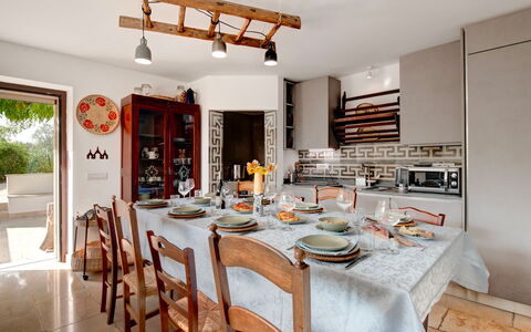 Villa Giari 8: Mobilia, Interior Design, Sedia, Tavolo, Sala Da Pranzo, Pavimentazione, Legna, Cucina & Sala Da Pranzo Tavolo, Soffitto, Illuminazione
