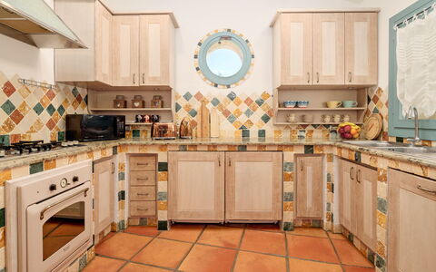 Villa Typha 10: Cucina, Legna, Pavimentazione, Interior Design, Pavimento, Controsoffitto, Piastrella, Camera, Cabinetry, Elettrodomestico Da Cucina