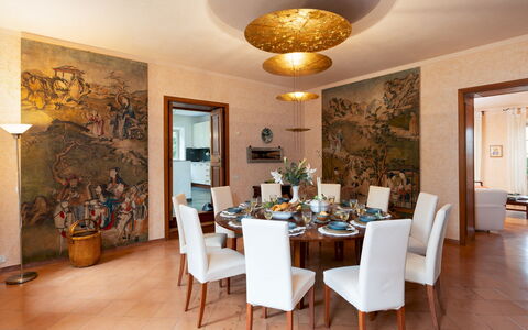 Casa del Duca 10: Mobilia, Interior Design, Parete, Tavolo, Sedia, Pavimentazione, Legna, Soffitto, Pavimento, Sala Da Pranzo