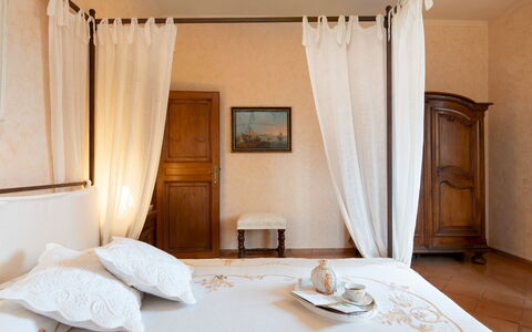 Casa del Duca 10: Mobilia, Interior Design, Letto, Camera Da Letto, Legna, Camera, Bedding, Pavimento, Lenzuolo, Biancheria