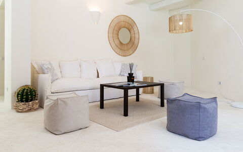 Villa Anga 10+1: Mobilia, Interior Design, Divano, Parete, Pavimentazione, Pavimento, Soggiorno, Casa, Tessile, Camera
