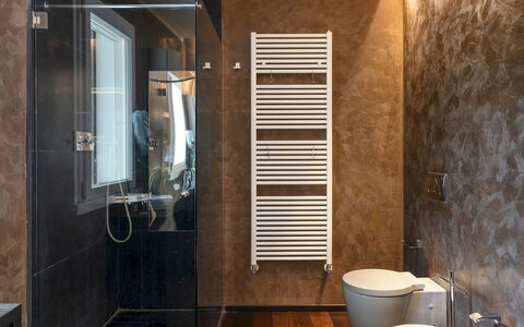 Villa Vae Victis 6: Parete, Pavimentazione, Idraulico Fixture, Pavimento, Bagno, Interior Design, Idraulico, Gabinetto, Toilet Seat, Piastrella