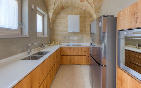 Villa Porta Azzurra 6+2: Pavimentazione, Legna, Pavimento, Interior Design, Soffitto, Controsoffitto, Piastrella, Cucina, Color Legno, Cabinetry