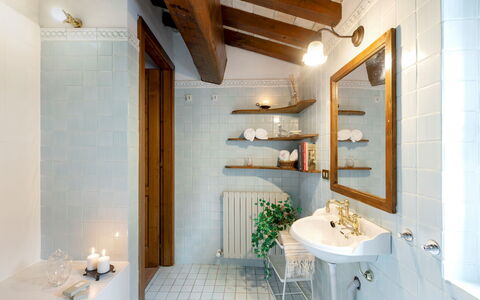 Casatorre 6+2: Bagno, Parete, Idraulico Fixture, Lavandino Del Bagno, Interior Design, Pavimentazione, Rubinetto, Lavello, Lampada, Soffitto