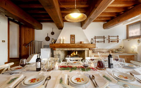 Casatorre 6+2: Mobilia, Tavolo, Interior Design, Tavola, Sala Da Pranzo, Cucina & Sala Da Pranzo Tavolo, Cibo, Sedia, Camera, Soffitto