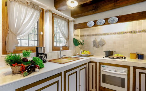 Casatorre 6+2: Cucina, Interior Design, Controsoffitto, Legna, Pavimentazione, Elettrodomestico Da Cucina, Casa, Soffitto, Illuminazione, Mobilia