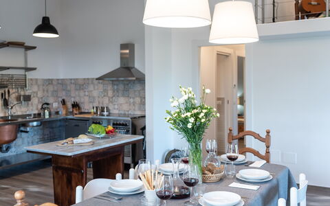 Dimora Campo delle Mura 4+2: Mobilia, Interior Design, Pavimentazione, Cucina, Lampada, Soffitto, Controsoffitto, Legna, Sedia, Tavolo