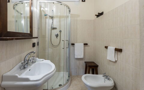 Villa le Tornaie 14: Interior Design, Pavimentazione, Mobilia, Pavimento, Idraulico Fixture, Camera, Bagno, Illuminazione, Lavello, Idraulico