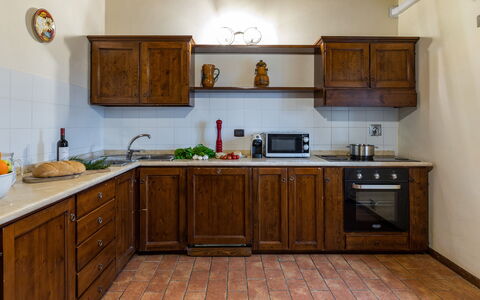 Villa le Tornaie 14: Cucina, Legna, Controsoffitto, Cabinetry, Interior Design, Mobilia, Pavimentazione, Elettrodomestico Da Cucina, Apparecchio Major, Camera