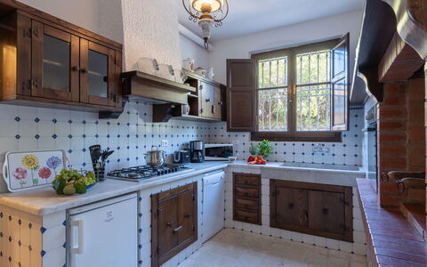 Villa ai Venti 8: Cucina, Controsoffitto, Cucina Stufa, Pavimentazione, Legna, Apparecchio Major, Interior Design, Mobilia, Elettrodomestico Da Cucina, Cabinetry