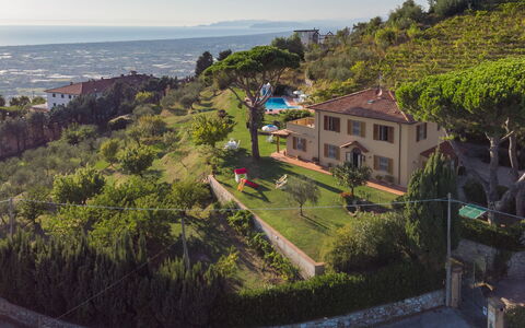 Villa ai Venti 8: Zona Residenziale, Casa, Paesaggio, Casa, Area Rurale, Tetto, Insediamento Umano, Estate, Hill Station, Villaggio