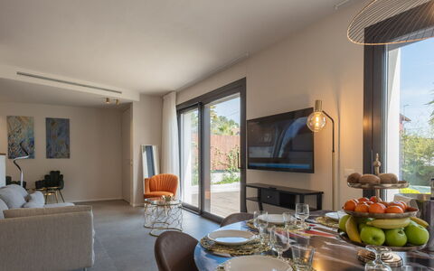 Marea 8: Mobilia, Interior Design, Appartamento, Casa, Pavimento, Sedia, Balcone, Condominio, Cucina & Sala Da Pranzo Tavolo, Pianta Della Casa