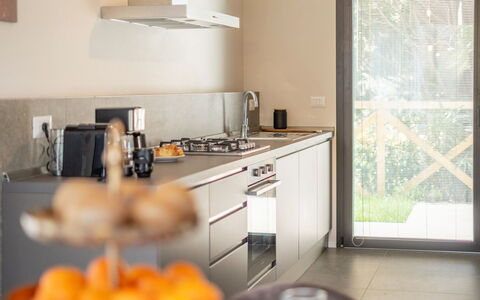 Marea 8: Cucina, Controsoffitto, Mobilia, Elettrodomestico Da Cucina, Interior Design, Apparecchio Major, Pavimentazione, Legna, Cabinetry, Elettrodomestico