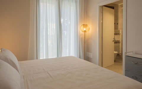Marea 8: Interior Design, Parete, Mobilia, Legna, Pavimento, Pavimentazione, Camera Da Letto, Tessile, Illuminazione, Letto