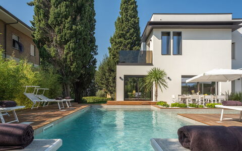 Marea 8: Piscina, Costruzione, Zona Residenziale, Casa, Casa, Arbusto, Insediamento Umano, Estate, Ricorrere, Giardino