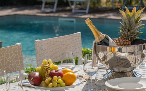 Marea 8: Tavola, Mobilia, Tavolo, Frutta, Stemware, Bicchieri, Serveware, Bicchiere Di Vino, Cibo