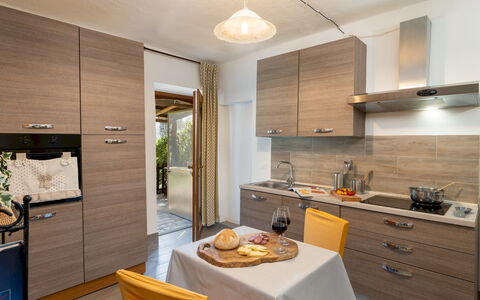 Il Pratone 12: Cucina, Controsoffitto, Legna, Elettrodomestico Da Cucina, Interior Design, Apparecchio Major, Cabinetry, Pavimentazione, Mobilia, Lavandino Della Cucina