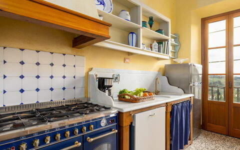 Villa Treggiaia 12+2: Cucina, Apparecchio Major, Cucina Stufa, Interior Design, Elettrodomestico Da Cucina, Casa, Stufa A Gas, Stufa, Piano Cottura, Controsoffitto