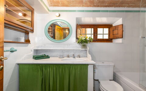 Villa Treggiaia 12+2: Interior Design, Idraulico Fixture, Lavello, Mobiletto Del Bagno, Bagno, Lavandino Del Bagno, Pavimentazione, Rubinetto, Soffitto, Pavimento