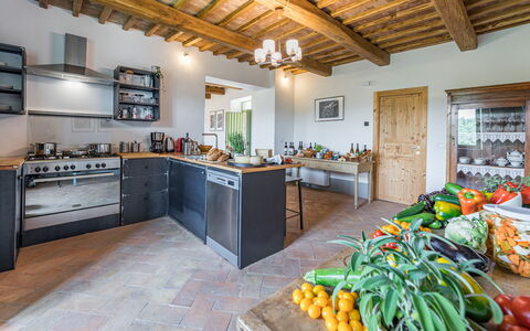 Villa a Casa di Giovanni 12: Mobilia, Legna, Pavimentazione, Cucina, Interior Design, Casa, Controsoffitto, Pavimento, Soffitto, Sedia