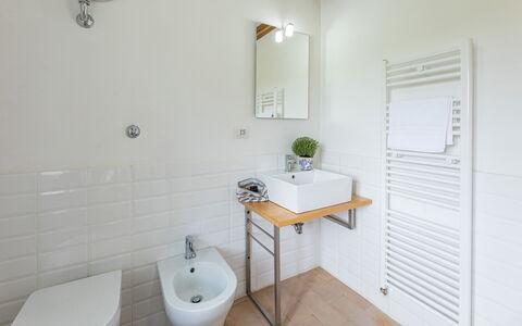 Villa a Casa di Giovanni 12: Pavimentazione, Parete, Idraulico Fixture, Bagno, Pavimento, Interior Design, Rubinetto, Idraulico, Lavello, Lavandino Del Bagno