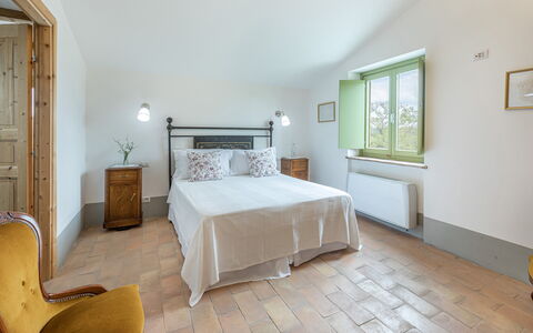 Villa a Casa di Giovanni 12: Mobilia, Interior Design, Parete, Letto, Camera Da Letto, Pavimentazione, Legna, Soffitto, Pavimento, Bedding
