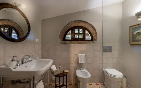 Villa Loredana 12: Parete, Interior Design, Pavimentazione, Idraulico Fixture, Lavandino Del Bagno, Pavimento, Bagno, Lavello, Rubinetto, Idraulico