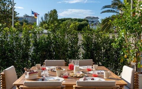 Casa Amare 4+2: Mobilia, Mobili Da Esterno, Tavolo, Sedia, Tavolo Esterno, Cucina & Sala Da Pranzo Tavolo, Shade, Ristorante, Cibo, Vaso Di Fiori
