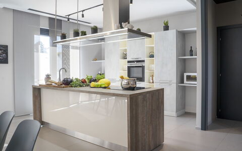 Villa Maria Paradiso 10: Cucina, Mobilia, Interior Design, Pavimentazione, Cabinetry, Parete, Controsoffitto, Legna, Lampada, Pavimento