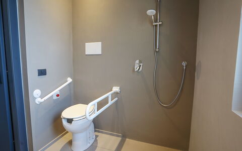 Villa Maria Paradiso 10: Idraulico Fixture, Pavimentazione, Gabinetto, Toilet Seat, Bagno, Idraulico, Pavimento, Camera, Piastrella