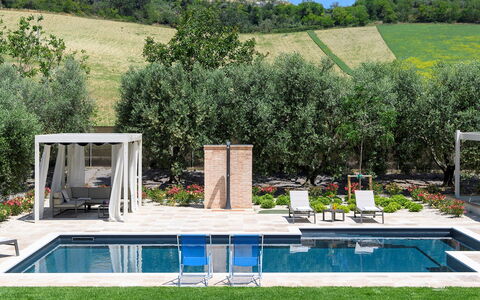 Villino le Moie 4+2: Piscina, Mobili Da Esterno, Mobilia, Ricorrere, Lettino, Giardino, Tempo Libero, Sedia, Shade, Ombrello