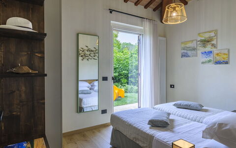 Villino le Moie 4+2: Parete, Legna, Interior Design, Camera Da Letto, Casa, Mobilia, Pavimento, Letto, Camera, Cuscino