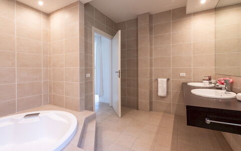 Villa Bianca 10: Bagno, Idraulico Fixture, Pavimentazione, Interior Design, Pavimento, Lavello, Rubinetto, Lavandino Del Bagno, Idraulico, Soffitto