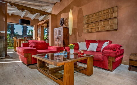 Villa Antura 4: Mobilia, Divano, Interior Design, Pavimentazione, Legna, Soggiorno, Pavimento, Camera, Sedia, Pavimento In Legno