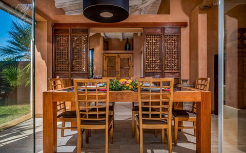 Villa Antura 4: Mobilia, Interior Design, Legna, Tavolo, Pavimentazione, Sedia, Pavimento, Cucina & Sala Da Pranzo Tavolo, Sala Da Pranzo, Illuminazione