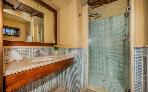 Villa Antura 4: Bagno, Idraulico Fixture, Pavimentazione, Parete, Lavandino Del Bagno, Pavimento, Lavello, Legna, Interior Design, Rubinetto